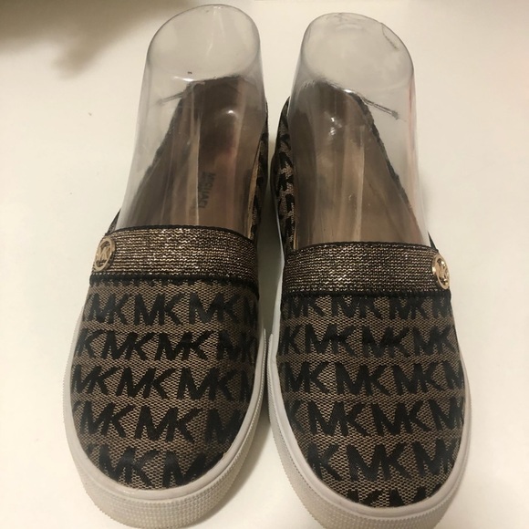 Micheal kors beautiful sneaker with gold logos - Picture 1 of 9